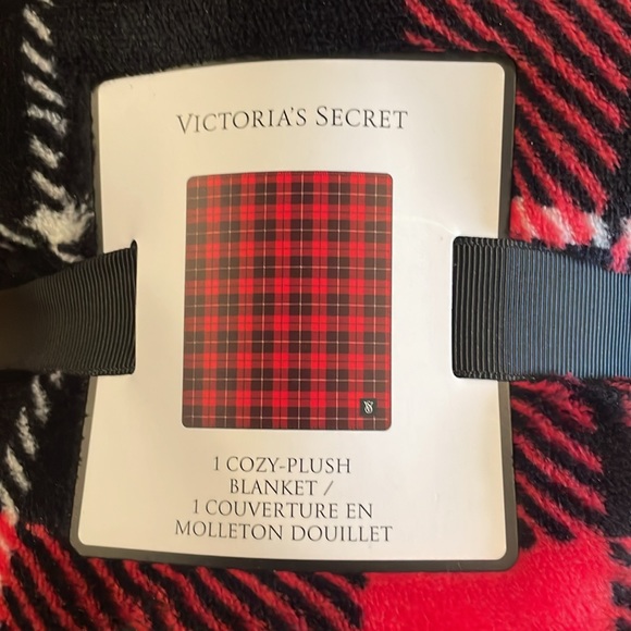 Black Friday Sale: NEW Red Victoria’s Secret Sherpa Blanket - Picture 2 of 4